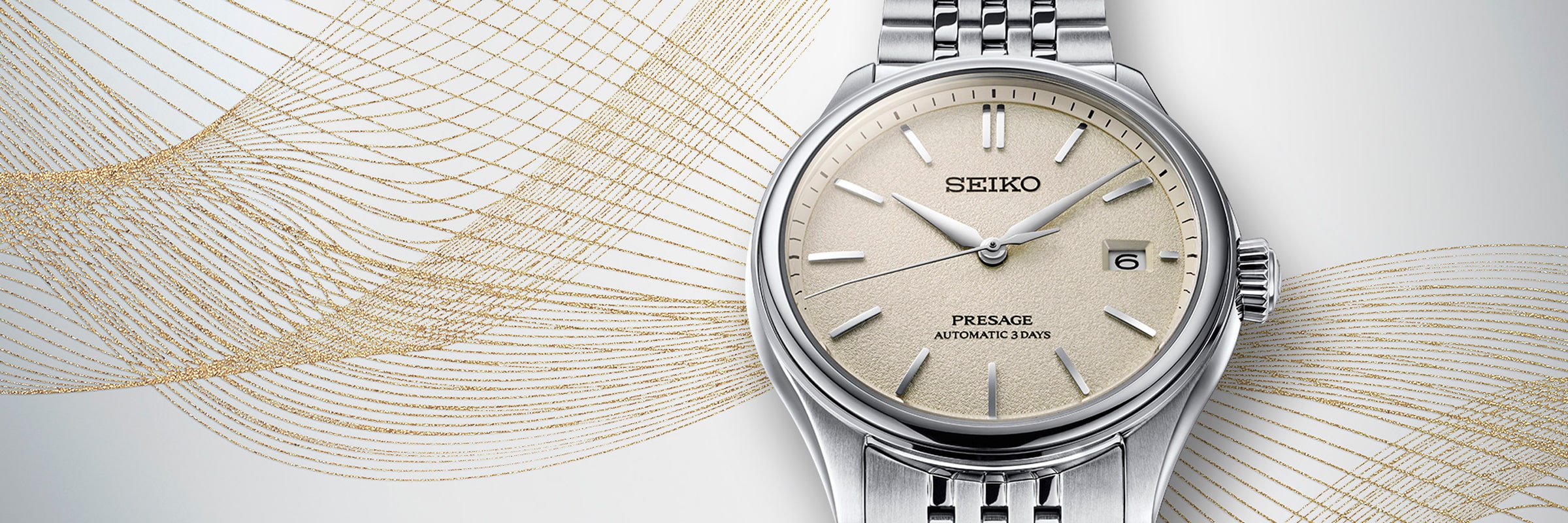 Eine silberne Seiko Presage Automatik-Armbanduhr mit cremefarbenem, strukturiertem Zifferblatt und Datumsanzeige wird vor einem Hintergrund aus goldenen, abstrakten Linien auf einem hellen Farbverlauf gezeigt, der die zeitlose Eleganz des Seiko Presage Designs hervorhebt.