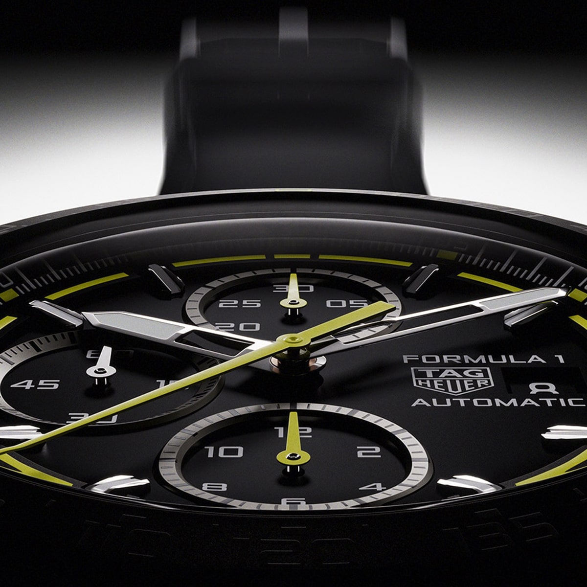 Nahaufnahme des Zifferblatts einer TAG Heuer Formula 1-Automatikuhr mit schwarzen und gelben Akzenten, drei Hilfszifferblättern und kräftigen Zeigern. Auf dem Zifferblatt sind das ikonische TAG Heuer Formula 1-Logo und der Text zu sehen.