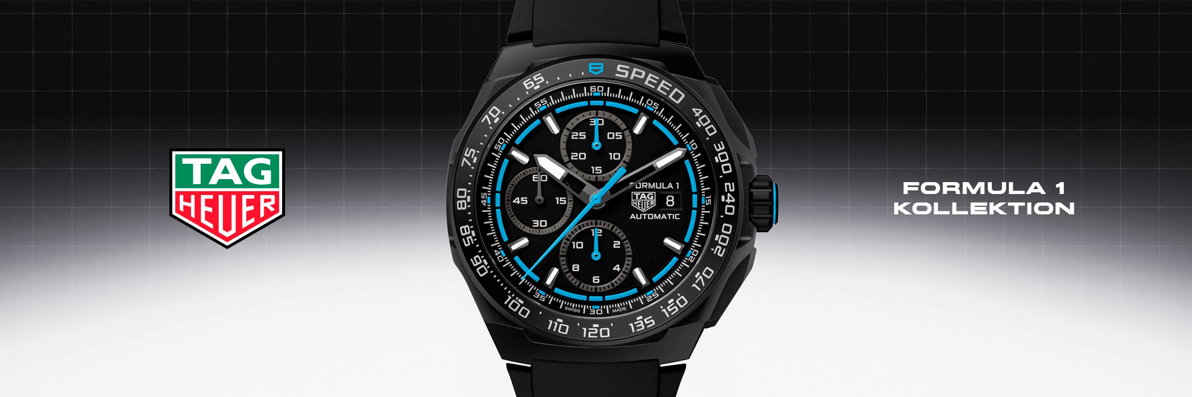 Eine TAG Heuer Formel 1 Uhr mit schwarzem Armband und blauen Akzenten ist auf einem dunklen Gitterhintergrund zentriert. Das TAG Heuer Formula 1-Logo befindet sich auf der linken Seite und "FORMULA 1 KOLLEKTION" erscheint auf der rechten Seite.