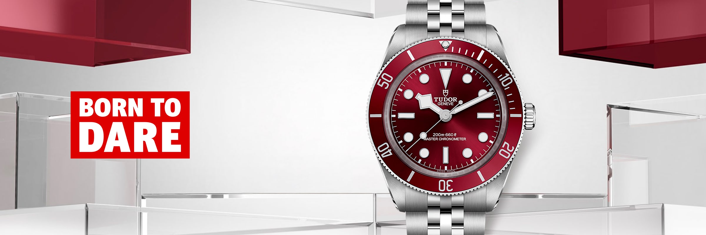 2025 © TUDOR Eine silberne Tudor Black Bay 58 Armbanduhr mit roter Lünette und rotem Zifferblatt ist vor einem modernen Hintergrund abgebildet. Die Worte "BORN TO DARE" erscheinen in fetter weißer und roter Schrift auf der linken Seite des Bildes.