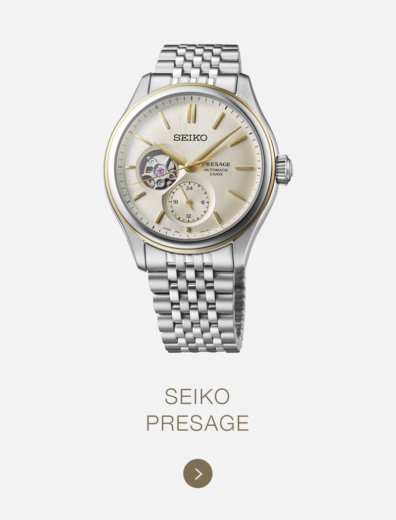 Eine Seiko Presage Armbanduhr mit silbernem Metallarmband, cremefarbenem Zifferblatt, goldenen Akzenten, offenem Herz, das den Blick auf die inneren Zahnräder freigibt, und einem Hilfszifferblatt bei 6 Uhr. Der Schriftzug "SEIKO PRESAGE" steht unter diesem eleganten Zeitmesser von Seiko.