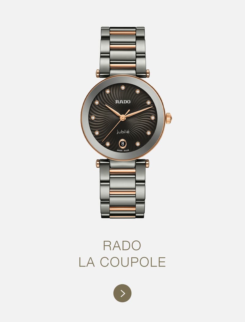 Eine RADO La Coupole-Armbanduhr mit einem eleganten schwarz-goldenen Zifferblatt, goldenen Indexen und einem Armband aus Edelstahl und Gold mit Datumsanzeige ist auf einem hellgrauen Hintergrund mit dem Rado-Modellnamen darunter abgebildet.