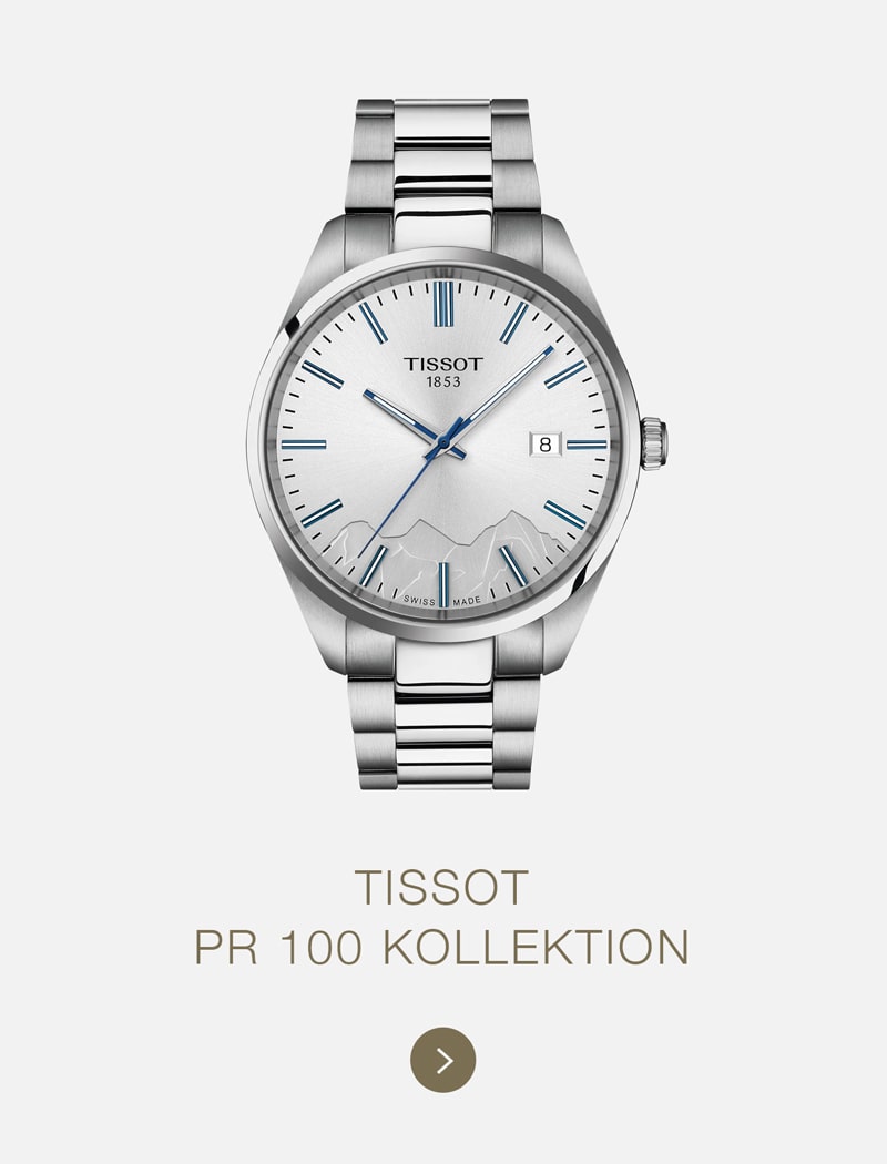 Eine silberne Tissot PR 100 Armbanduhr mit Metallarmband, blauen Zeigern, einer Datumsanzeige bei 3 Uhr und einem weißen Zifferblatt mit dezentem Bergdesign. Darunter steht der Text "TISSOT PR 100 KOLLEKTION" und ein Pfeilsymbol.