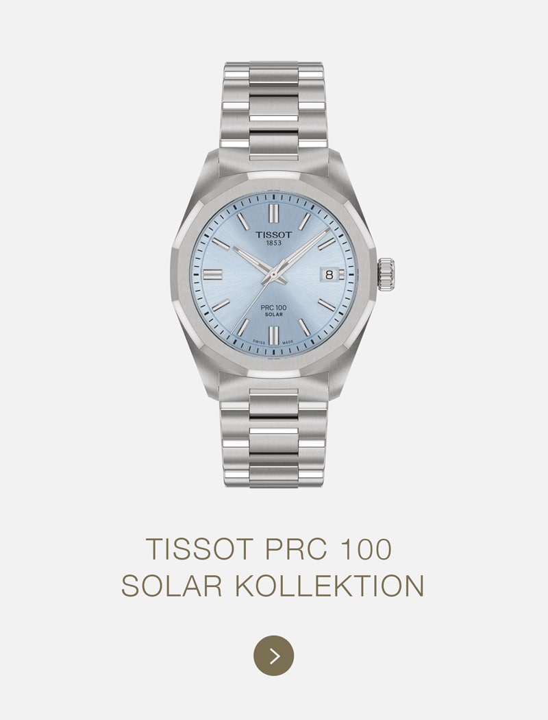 Eine silberne Tissot PRC 100 Armbanduhr mit hellblauem Zifferblatt und Metallarmband wird über dem Text "TISSOT PRC 100 SOLAR KOLLEKTION" auf einem schlichten weißen Hintergrund angezeigt.