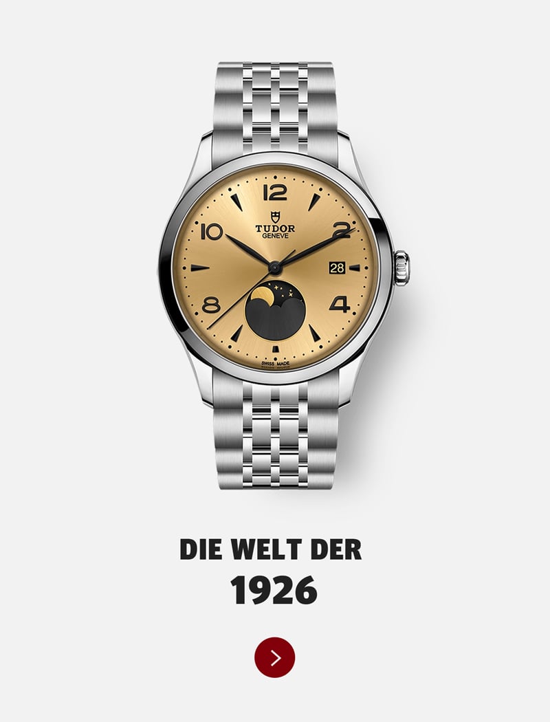 Eine silberne Tudor-Armbanduhr mit goldenem Zifferblatt, Mondphasenkomplikation und Datumsfenster ist über dem deutschen Text "DIE WELT DER 1926" und einem roten Tudor-Pfeilknopf abgebildet.
