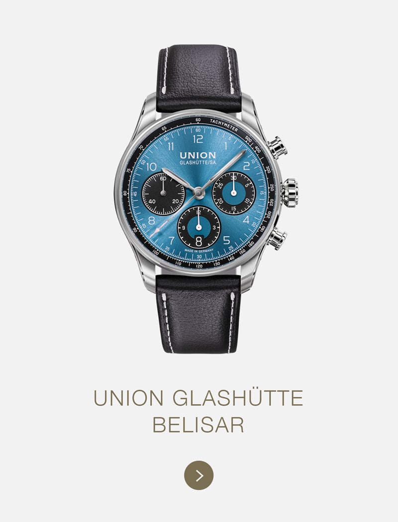 Eine Union Glashütte Belisar Armbanduhr mit markantem blauem Zifferblatt, drei Hilfszifferblättern, silbernem Gehäuse und schwarzem Lederarmband mit weißen Nähten wird auf einem hellen Hintergrund präsentiert.