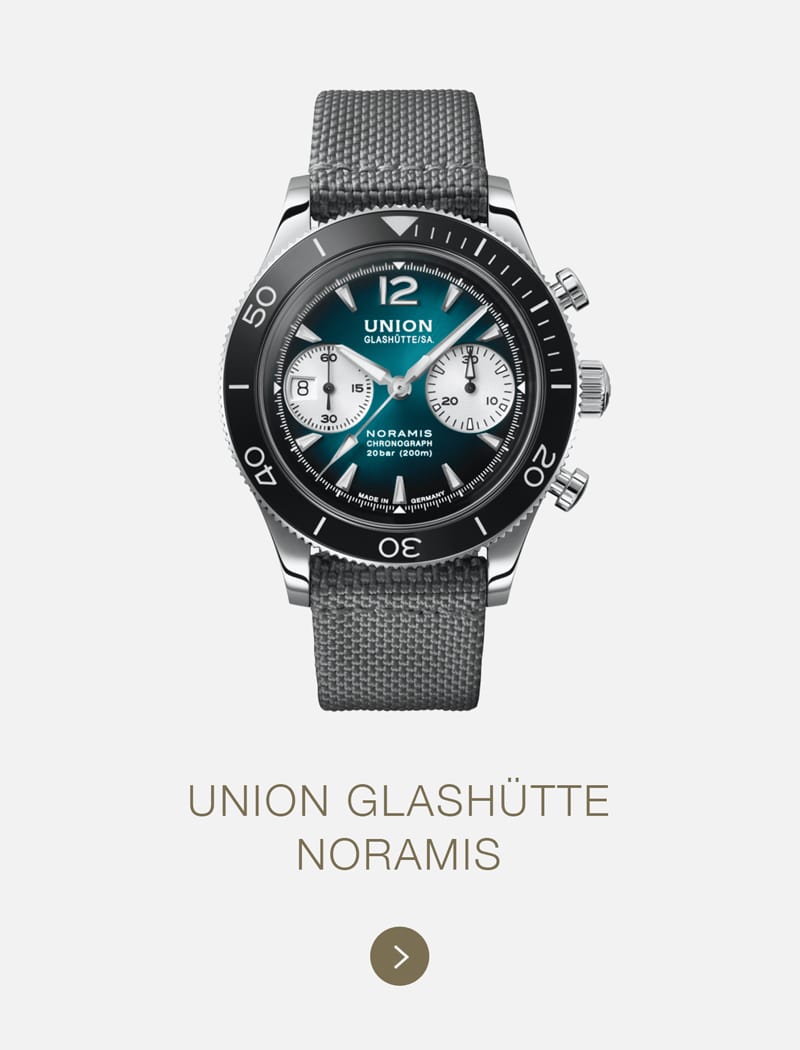 Eine Union Glashütte Noramis Armbanduhr mit dunklem Strukturarmband, blaugrünem und weißem Zifferblatt, silberner Lünette und zwei Hilfszifferblättern wird vor einem hellen Hintergrund gezeigt, darunter der Name Union Glashütte.