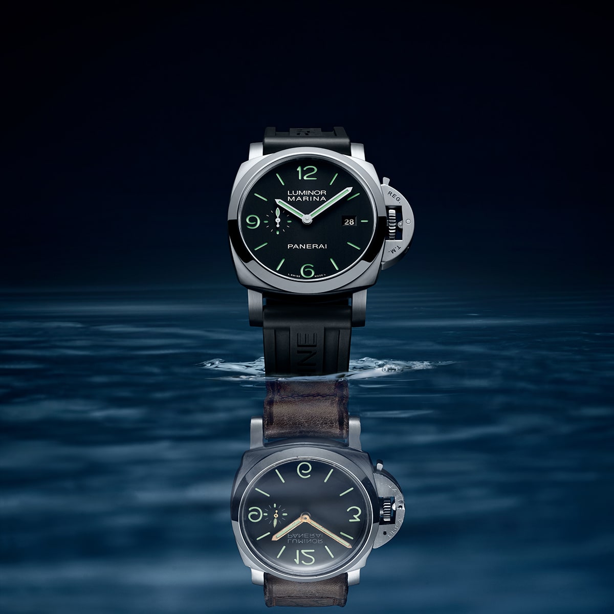 2025 © Panerai Eine luxuriöse Panerai Luminor Marina Uhr mit schwarzem Zifferblatt und grünen Leuchtziffern steht aufrecht auf einer spiegelnden Wasseroberfläche. Die ikonische Panerai Handwerkskunst spiegelt sich perfekt in der ruhigen Szene unter ihr.