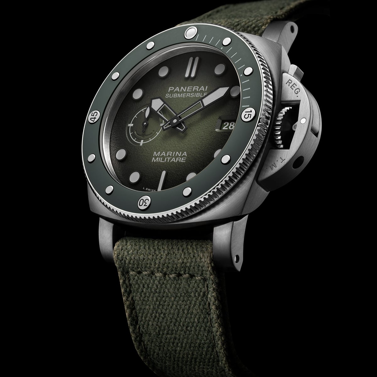 2025 © Panerai Eine Nahaufnahme einer luxuriösen Panerai Submersible Marina Militare Uhr mit grünem Zifferblatt, grünem Stoffarmband, auffälligen weißen Markierungen und einer drehbaren Lünette vor schwarzem Hintergrund unterstreicht die charakteristische Panerai Handwerkskunst.