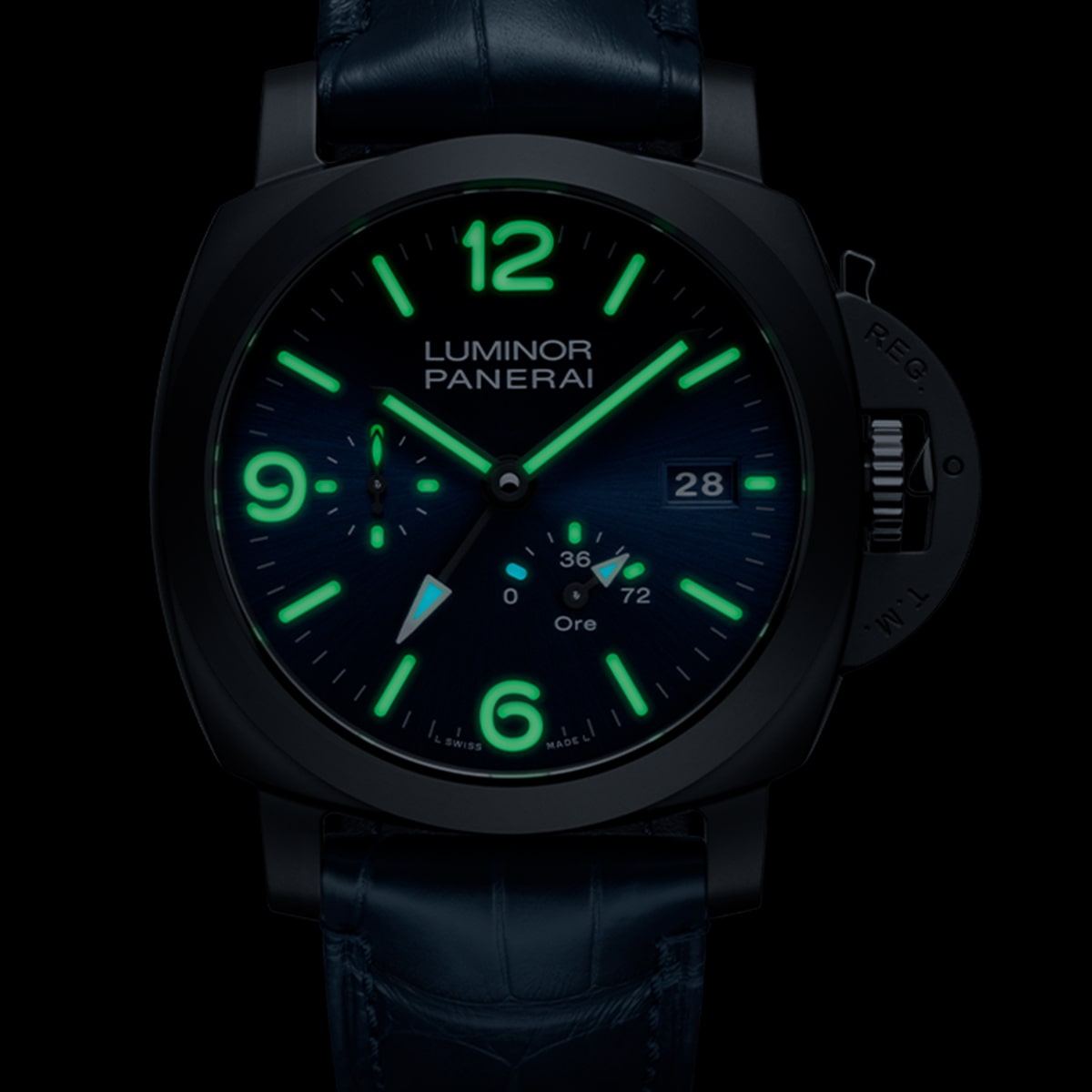 Eine Panerai Luminor Kollektion Armbanduhr mit dunklem Zifferblatt und grün leuchtenden Indexen und Zeigern, einem Datumsfenster bei 3 Uhr und einem blauen Lederarmband, gezeigt in einer schwach beleuchteten Umgebung.