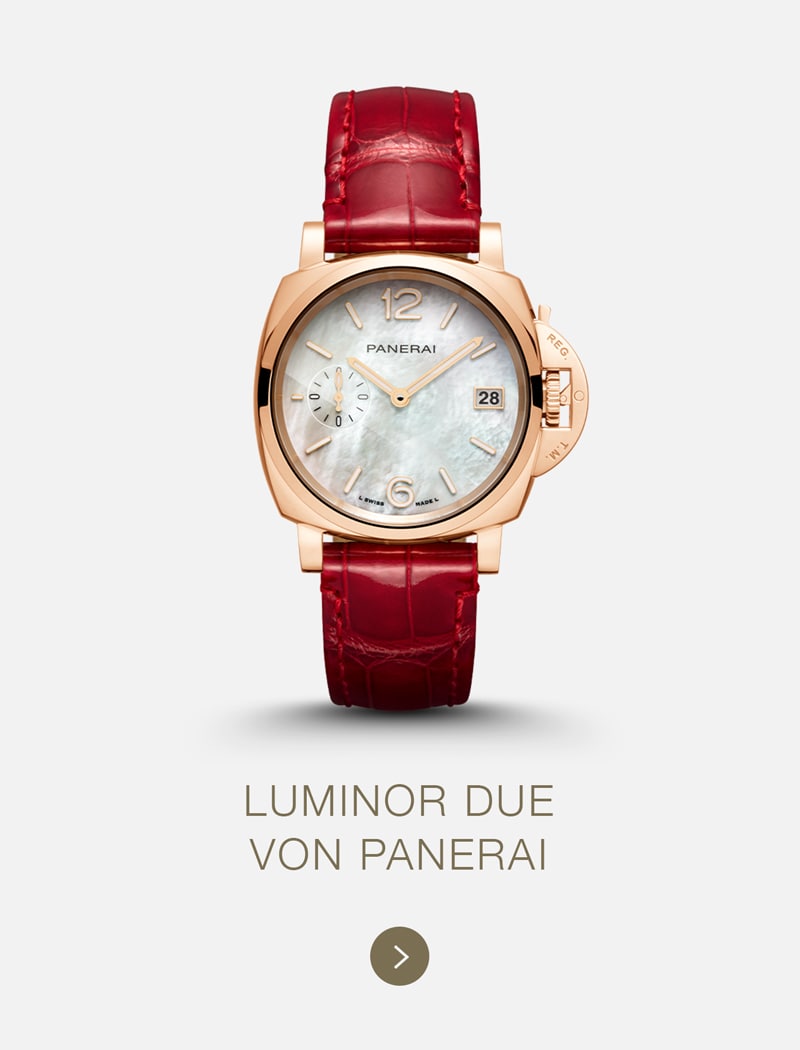 Eine luxuriöse Panerai Luminor Due Uhr mit roségoldenem Gehäuse, weißem Perlmuttzifferblatt, Datumsanzeige und rotem Alligatorlederarmband auf hellem Hintergrund mit der Aufschrift "Luminor Due von Panerai".