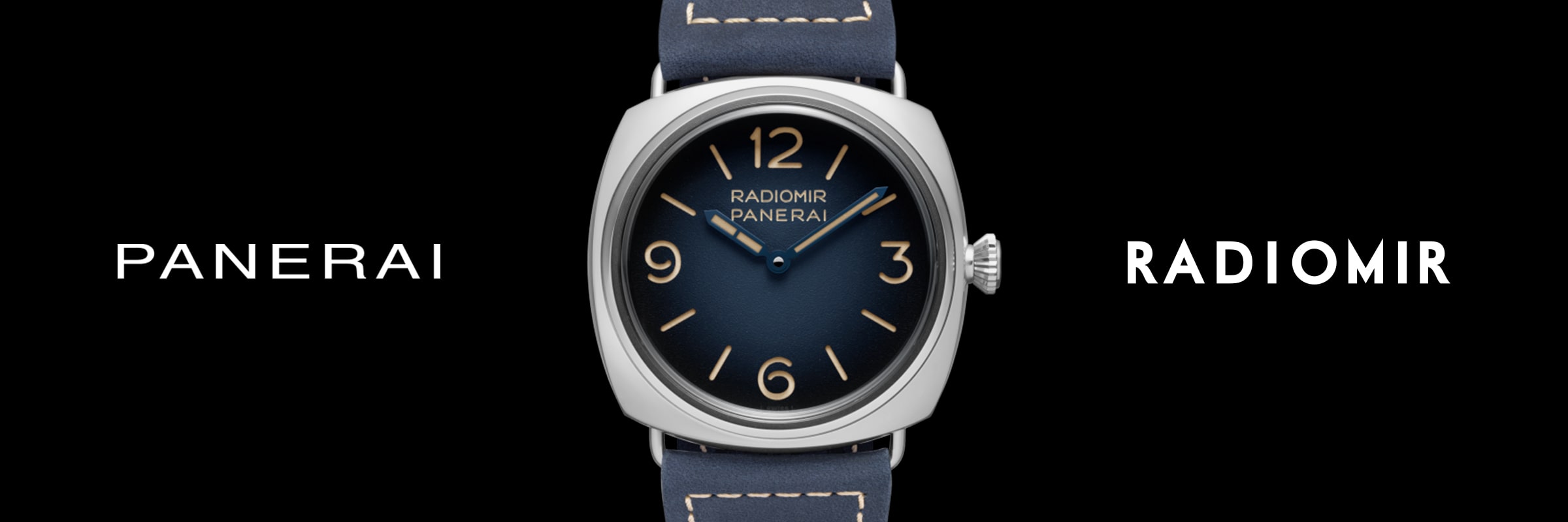 Eine Panerai Radiomir Uhr mit blauem Zifferblatt und hellbraunen Ziffern ist auf einem schwarzen Hintergrund zentriert. Auf der linken Seite steht "PANERAI" und auf der rechten Seite "RADIOMIR" in fetten weißen Großbuchstaben, die diese ikonische Panerai Radiomir Uhr hervorheben.