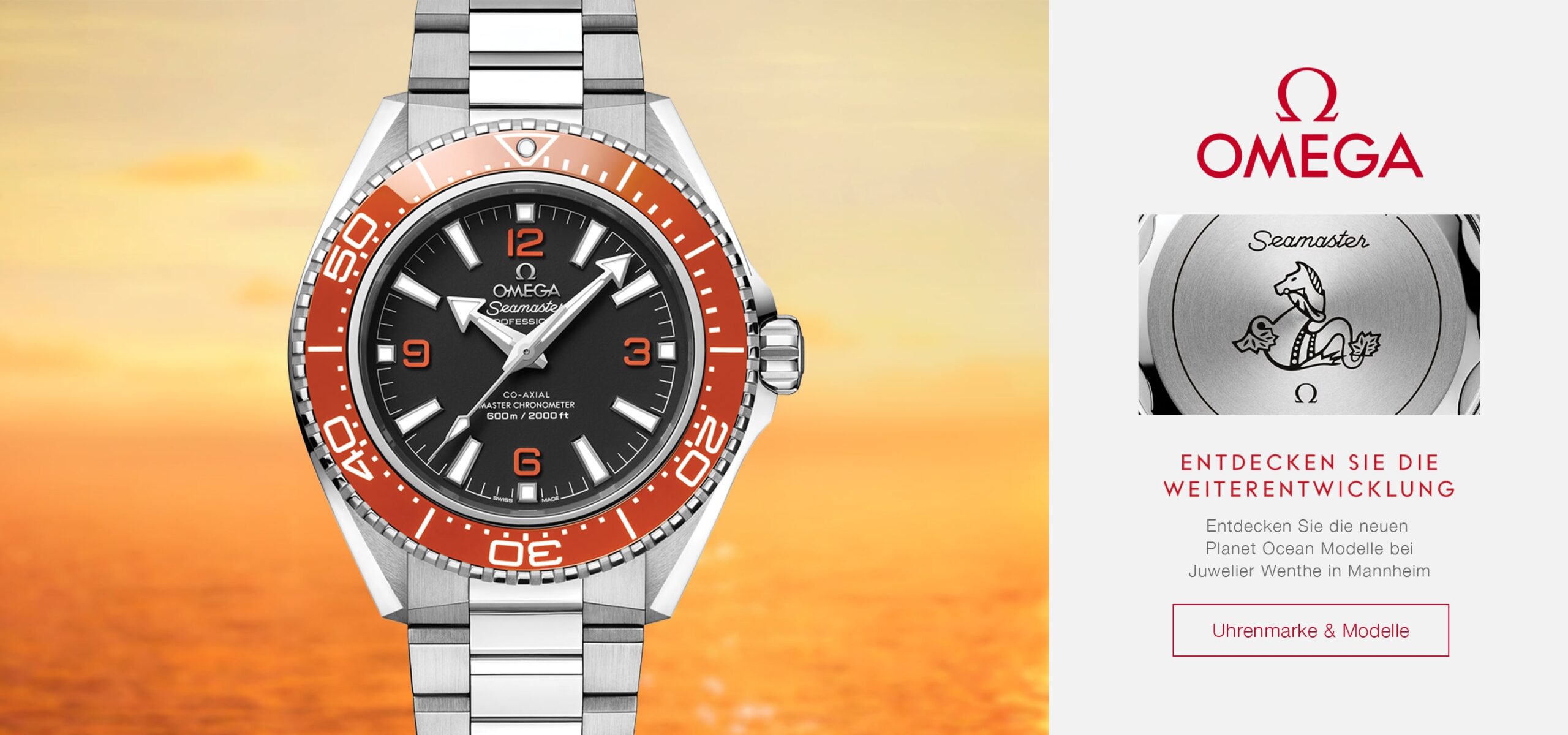 Eine Nahaufnahme einer Omega Seamaster Planet Ocean mit orangefarbener Lünette und schwarzem Zifferblatt mit weißen und orangefarbenen Ziffern vor einem warmen, orangefarbenen Sonnenuntergangshintergrund. Das Omega Seamaster-Logo erscheint auf der linken Seite.