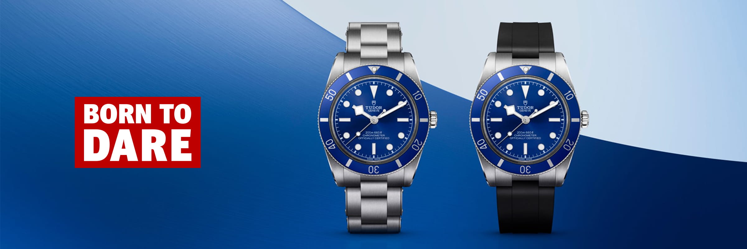 Zwei luxuriöse Black Bay 54 Armbanduhren mit blauen Zifferblättern und Lünetten, eine mit Metallband und eine mit schwarzem Kautschukband, auf einem blauen Hintergrund mit Farbverlauf. Auf der linken Seite befindet sich eine rote Box mit der Aufschrift "BORN TO DARE".