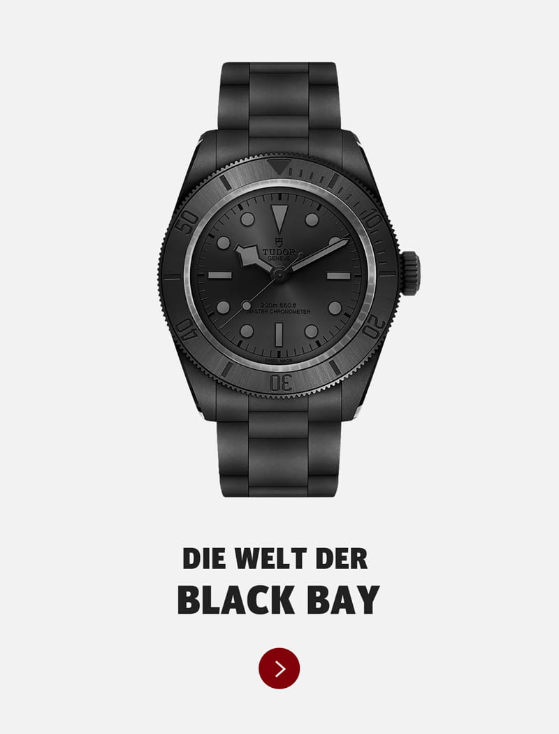 Eine schwarze Tudor Black Bay Armbanduhr ist auf einem weißen Hintergrund zentriert. Darunter steht in fetter schwarzer Schrift "DIE WELT DER TUDOR BLACK BAY" neben einem roten Kreis mit einem weißen Pfeil, der nach rechts zeigt.