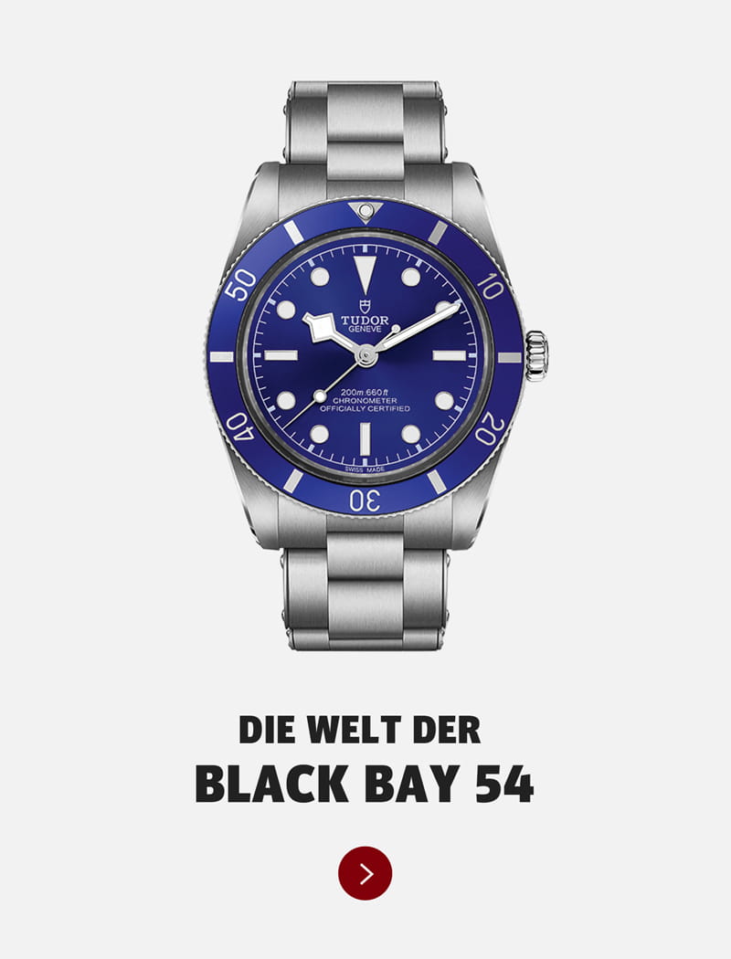 Eine silberne Tudor Black Bay 54 Armbanduhr mit blauer Lünette und blauem Zifferblatt ist über dem deutschen Text "DIE WELT DER BLACK BAY 54" auf weißem Hintergrund abgebildet und unterstreicht die ikonische Tudor Handwerkskunst.