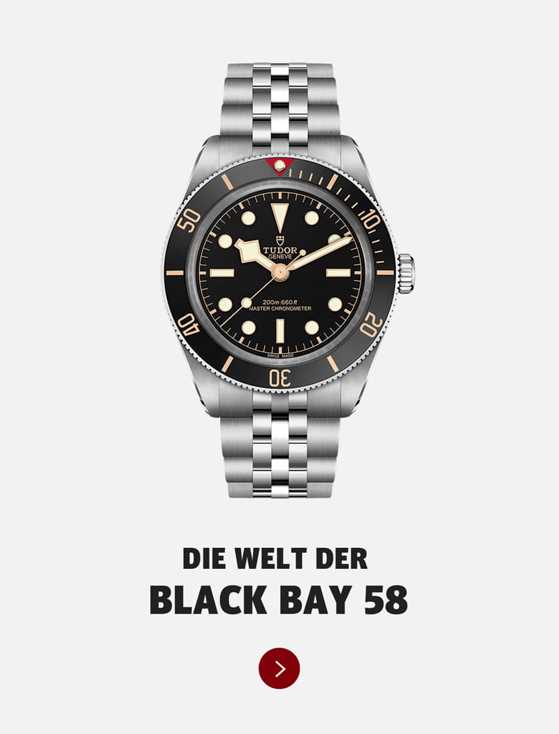 Eine Tudor Black Bay 58 Uhr mit Edelstahlarmband und schwarzer Lünette ist über der deutschen Aufschrift "DIE WELT DER BLACK BAY 58" und einem roten runden Pfeilknopf abgebildet, der den ikonischen Tudor-Stil hervorhebt.