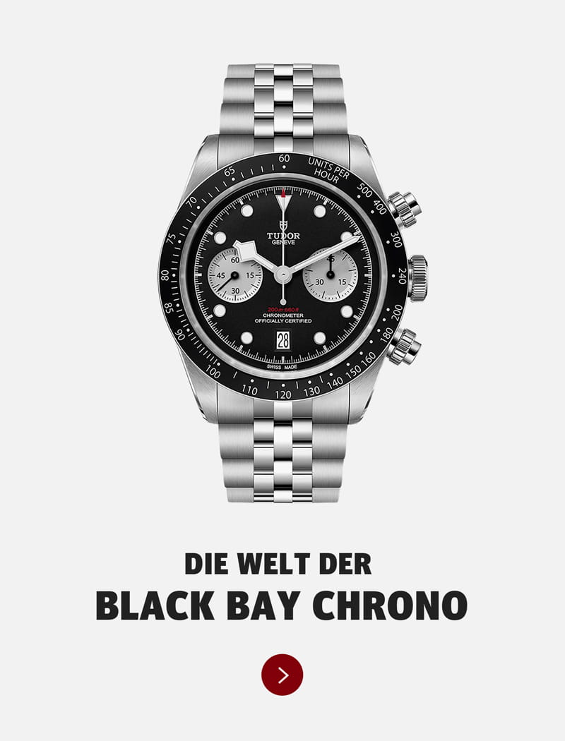Eine Tudor Black Bay Chrono Uhr aus Edelstahl mit schwarzer Lünette und zwei Hilfszifferblättern, die über dem deutschen Text "Die Welt der Black Bay Chrono" neben einem roten Pfeilknopf auf weißem Hintergrund angezeigt werden.