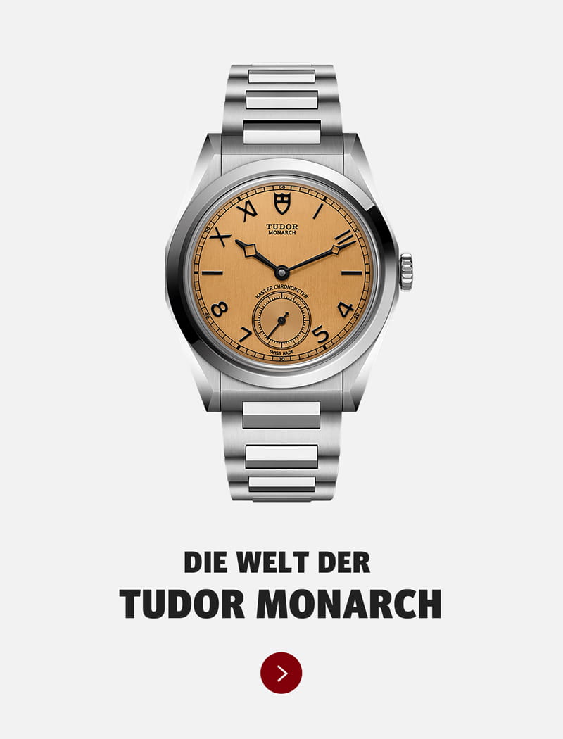 Eine silberne Tudor Monarch Armbanduhr mit Metallarmband und goldenem Zifferblatt steht auf weißem Hintergrund über dem deutschen Text "DIE WELT DER TUDOR MONARCH" und einem roten Pfeilknopf und unterstreicht die klassische Tudor-Eleganz.